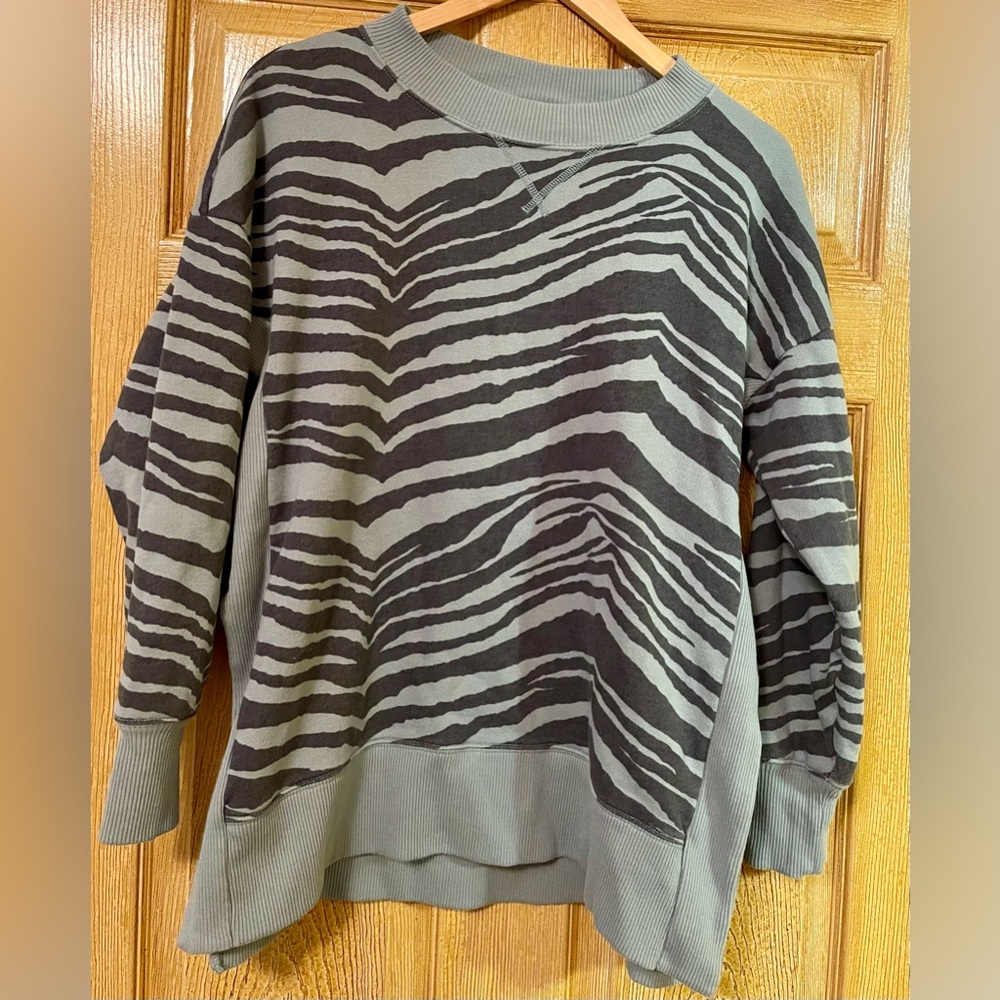 Aerie Green Knit Animal Print Top size Small